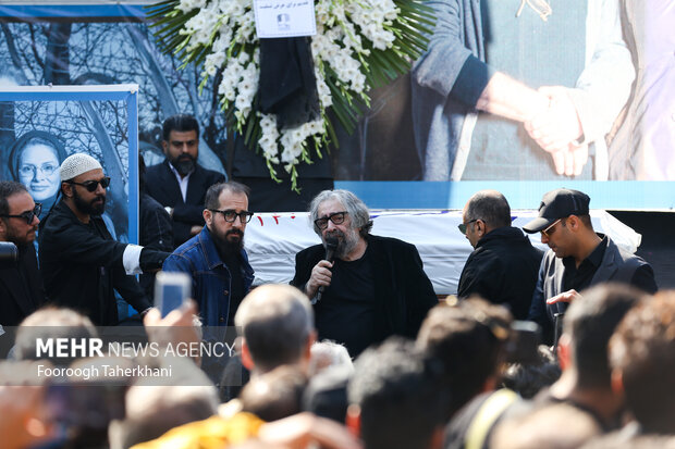 مسعود کیمیایی کارگردان سینما  در حال سخنرانی در مراسم تشییع پیکر مرحوم داریوش مهرجویی و  همسرش وحیده محمدی فر است