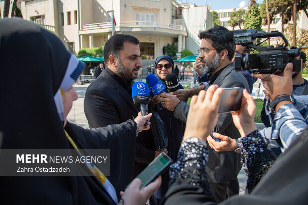 جلسه پرسش و پاسخ اعضای هیأت دولت با خبرنگاران در حاشیه جلسه هیأت دولت، چهارشنبه ۲۶ مهرماه ۱۴۰۲ با حضور تعدادی از اعضای هیأت دولت در حیاط نهاد ریاست جمهوری برگزار شد