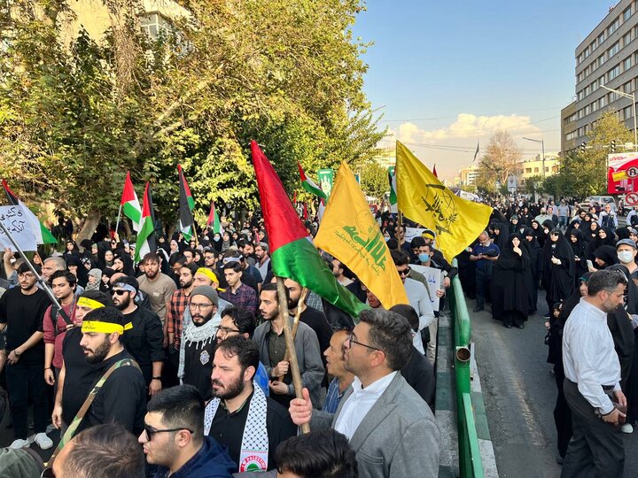 اجتماع كبير لأهالي طهران في ساحة " انقلاب" إدانة لجرائم الكيان الصهيوني