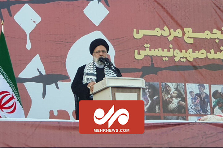 لحظه ورود حجت الاسلام رییسی به جایگاه سخنرانی