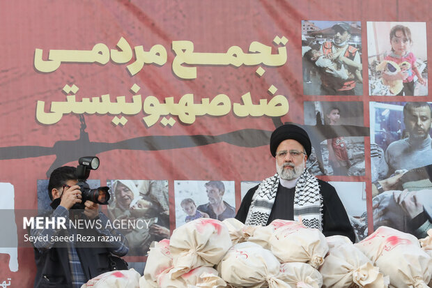 حجت الاسلام سید ابراهیم رئیسی رئیس جمهور در تجمع مردم تهران در واکنش به جنایت رژیم صهیونیستی در غزه حضور دارد