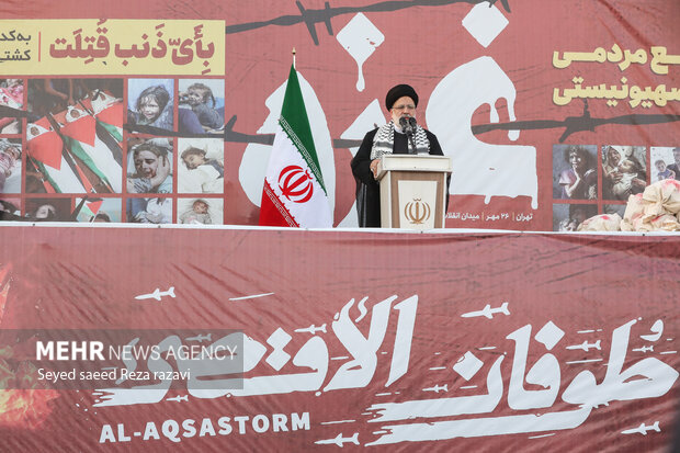  حجت الاسلام سید ابراهیم رئیسی رئیس جمهور در حال سخنرانی در مراسم تجمع مردم تهران در واکنش به جنایت رژیم صهیونیستی در غزه است