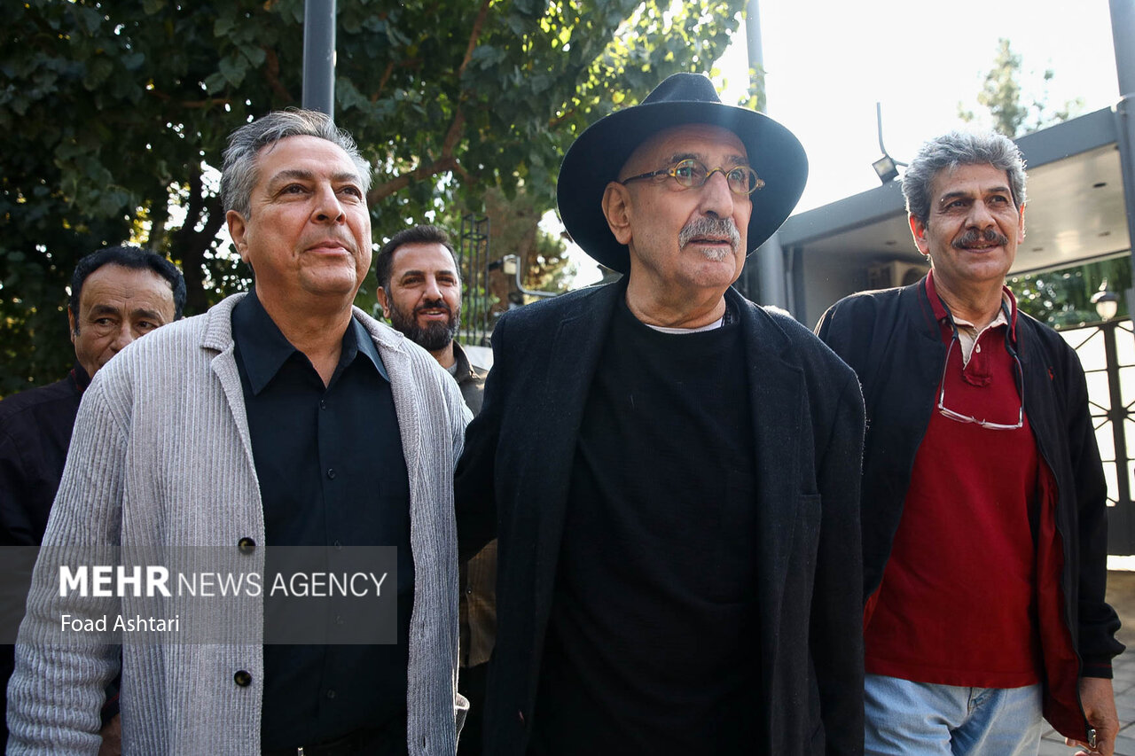 مراسم تشییع و خاکسپاری داریوش مهرجویی +عکس حاضران https://media.mehrnews.com/d/2023/10/18/4/4703701.jpg?ts=1697612477241