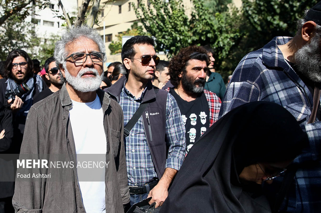 مراسم تشییع و خاکسپاری داریوش مهرجویی +عکس حاضران https://media.mehrnews.com/d/2023/10/18/4/4703702.jpg?ts=1697612476987