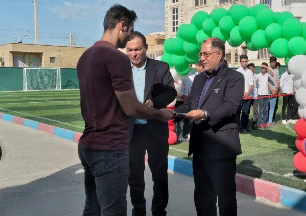 «زمین چمن مصنوعی» در گناوه افتتاح شد