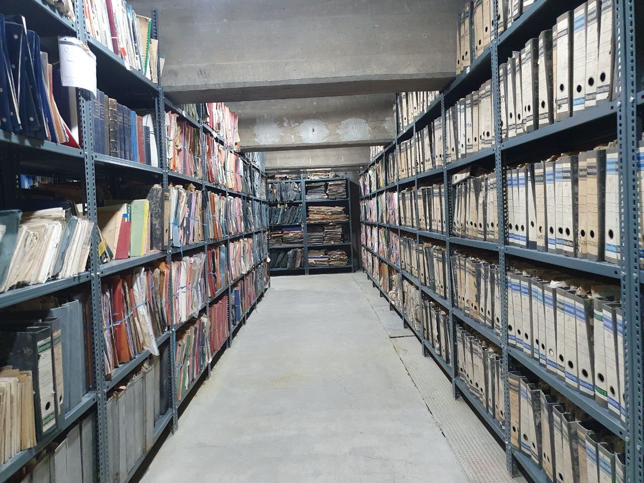 مرکز اسناد کارخانه سیمان ری تخلیه میشود