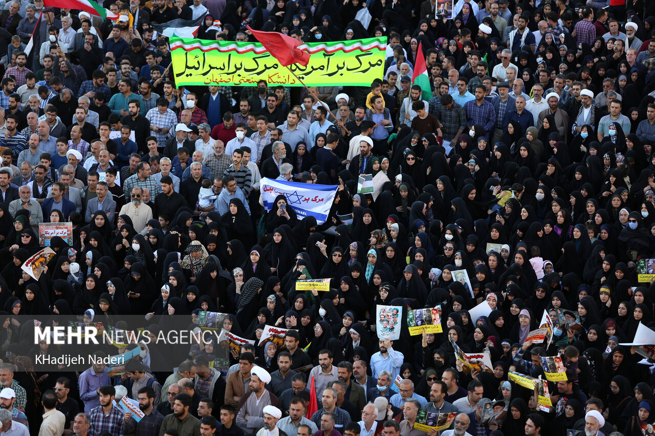 خیزش اصفهانی‌ها در حمایت از غزه / همه کفن پوش آمدند