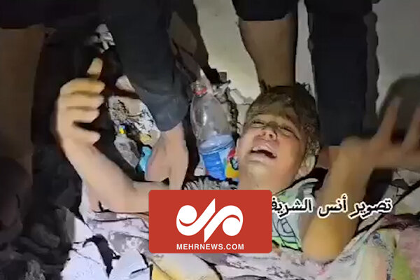 تصاویری از خارج کردن کودکان فلسطینی از زیر آوار بمباران غزه