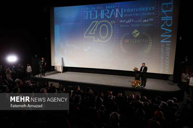 مهدی آذر پندار مدیر عامل انجمن سینمایی جوانان و دبیر چهلمین جشنواره بین المللی فیلم کوتاه در 
 حال سخنرانی در مراسم افتتاحیه جشنواره فیلم کوتاه است 