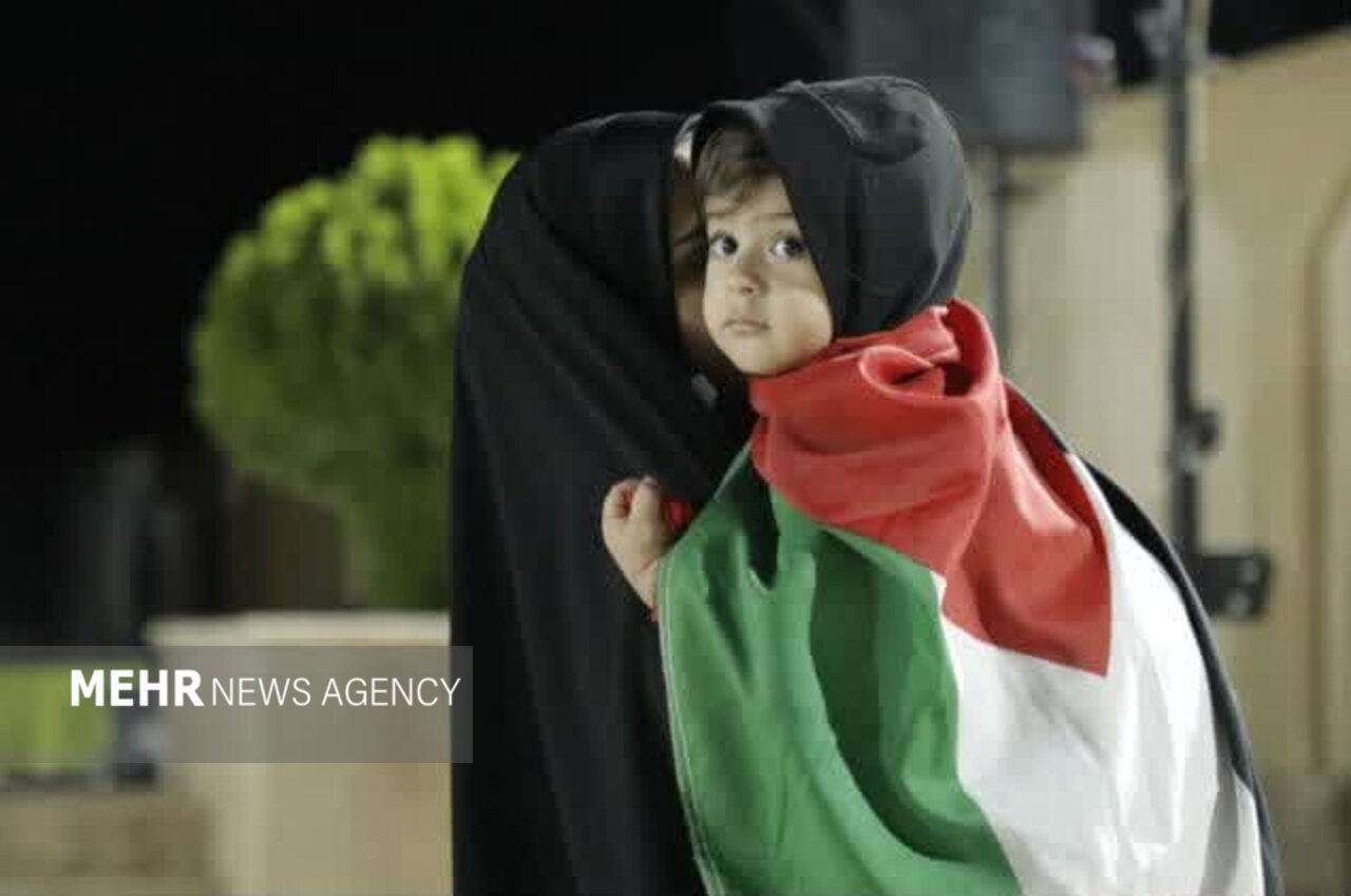 کودکان مهریز به یاد کودکان شهید غزه شمع روشن کردند