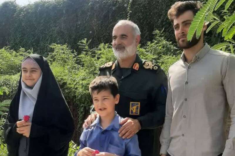 فرمانده قرارگاه کربلا با خانواده شهید «نادر حمید» دیدار کرد