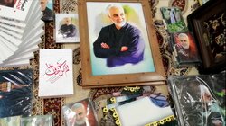 لبنانی‌ها سراپا خریدار حاج‌قاسم‌اند/فروش بالای تصاویر و کتاب‌های مرد میدان در بیروت