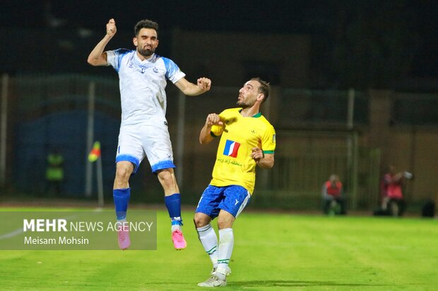 دیدار تیم‌های فوتبال صنعت نفت آبادان و ملوان