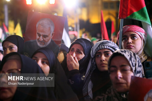 مردم تهران عصر جمعه در حمایت از مردم غزه و محکوم کردن جنایت‌های رژیم اشغالگر قدس در میدان فلسطین تهران تجمع کردند.