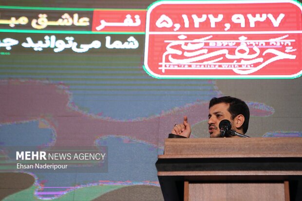 علی اکبر رائفی پور در حال سخنرانی است. مردم تهران عصر جمعه در حمایت از مردم غزه و محکوم کردن جنایت‌های رژیم اشغالگر قدس در میدان فلسطین تهران تجمع کردند.