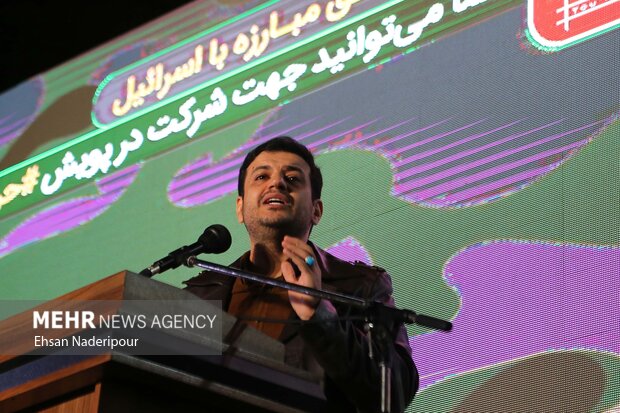علی اکبر رائفی پور در حال سخنرانی است. مردم تهران عصر جمعه در حمایت از مردم غزه و محکوم کردن جنایت‌های رژیم اشغالگر قدس در میدان فلسطین تهران تجمع کردند.