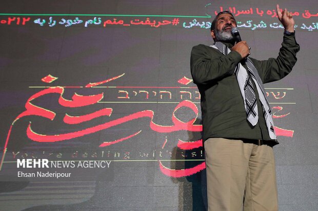 حسین یکتا در حال سخنرانی است. مردم تهران عصر جمعه در حمایت از مردم غزه و محکوم کردن جنایت‌های رژیم اشغالگر قدس در میدان فلسطین تهران تجمع کردند.