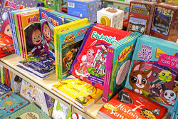 نمایشگاه کتاب کودک در کتابخانه ثلاث باباجانی
