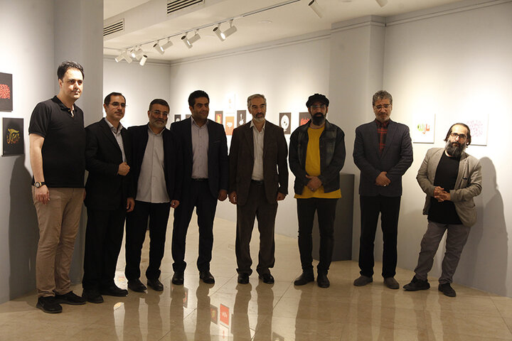 معاون وزیر ارشاد از نمایشگاه آثار سوگواره «سلسله طلایی»بازدید کرد