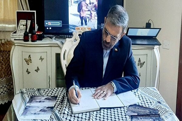سفير إيران في طاجيكستان يوقع على الكتاب التذكاري لشهداء غزة