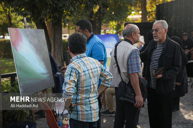 در حاشیه گردهمایی هنرمندان در حمایت از مردم مظلوم فلسطین هنرمندان عرصه تجسمی در حال خلق اثر هستند