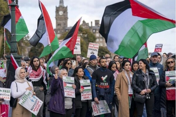 لندن، ہزاروں افراد کا فلسطین کے حق میں مظاہرہ، صہیونی حکومت کے خلاف نعرہ بازی 