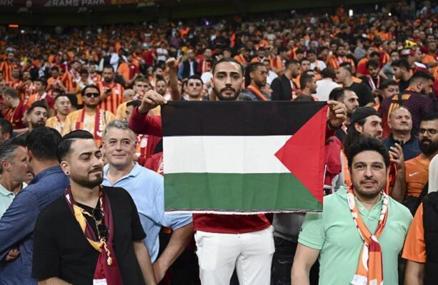Galatasaray tribünlerinde Filistin bayrağı açıldı