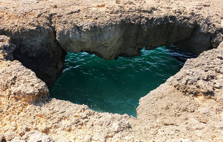 جاذبههای جزیره کوچک «شاخاب پارس»/ساحل صدفی و قلب آبی هندروابی