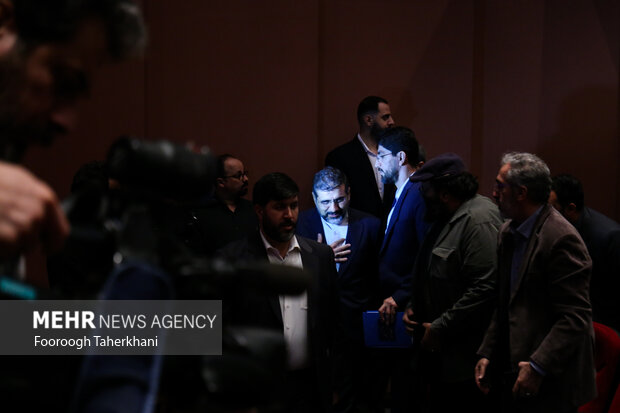 محمدمهدی اسماعیلی وزیر فرهنگ و ارشاد در حال ورود به تالار رودکی برای برگزاری نشست مدیران وزارت فرنگ و ارشاد است