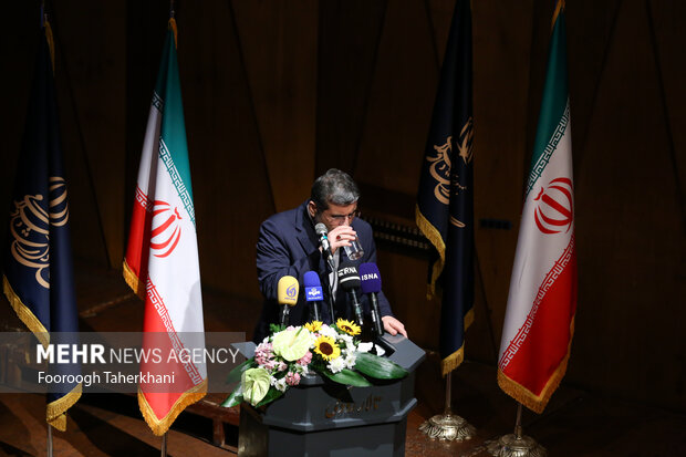 محمدمهدی اسماعیلی وزیر فرهنگ و ارشاد در مراسم نشست مدیران وزارت فرنگ و ارشاد در تالار رودکی در حال سخنرانی است