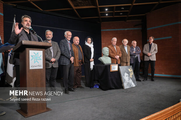 حمیدرضا نوربخش مدیر عامل خانه موسیقی در حال سخنرانی در مراسم گرامیداشت استاد «محمدرضا شجریان» است