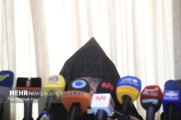 سیبوه سرکیسیان اسقف اعظم ارامنه تهران در نشست خبری رهبران اقلیت‌های دینی ایران در محکومیت جنایات رژیم صهیونیستی حضور دارد