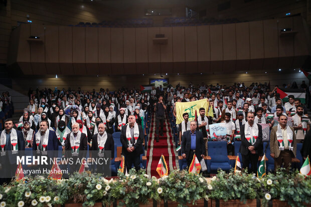 مراسم گردهمایی دانشجویان بین المللی دانشگاه علوم پزشکی تهران در حمایت از مردم غزه بعدازظهر دوشنبه ۱ آبان ۱۴۰۲ در آمفی تئاتر دانشگاه برگزار شد