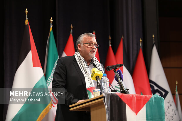 صلاح فحص نماینده جنبش امل در حال سخنرانی در مراسم گردهمایی دانشجویان بین المللی دانشگاه علوم پزشکی تهران در حمایت از مردم غزه است 