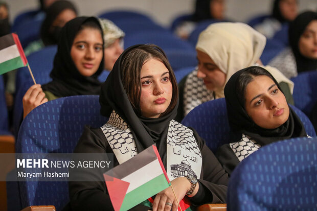 مراسم گردهمایی دانشجویان بین المللی دانشگاه علوم پزشکی تهران در حمایت از مردم غزه بعدازظهر دوشنبه ۱ آبان ۱۴۰۲ در آمفی تئاتر دانشگاه برگزار شد