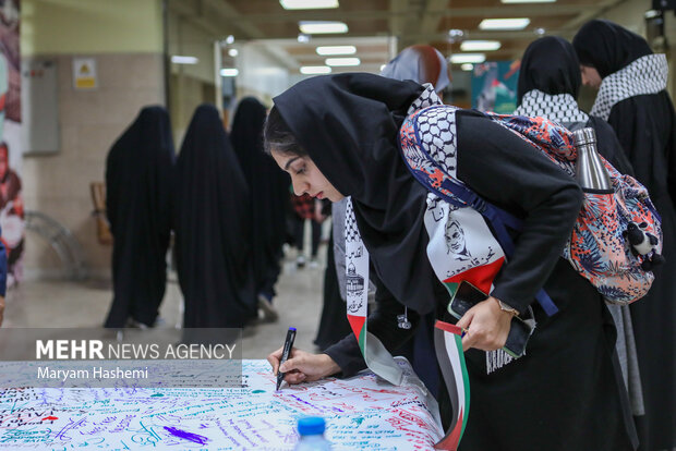 مراسم گردهمایی دانشجویان بین المللی دانشگاه علوم پزشکی تهران در حمایت از مردم غزه بعدازظهر دوشنبه ۱ آبان ۱۴۰۲ در آمفی تئاتر دانشگاه برگزار شد