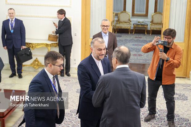 حسین امیر عبدالهییان وزیر امور خارجه ایران در در حال استقبال از سرگئی ویکتوروویچ لاوروف وزیر امور خارجه روسیه در محل دومین نشست ساز و کار منطقه‌ای ۳+۳ است