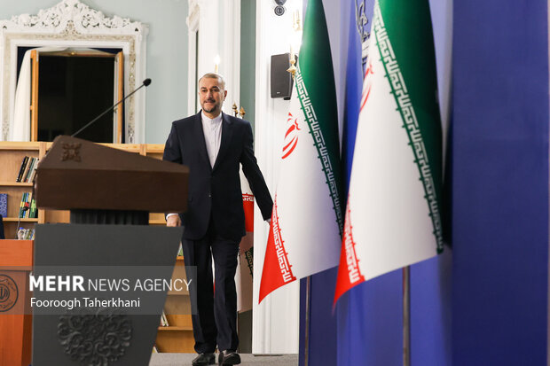 حسین امیر عبدالهییان وزیر امور خارجه ایران در حال ورود به محل کنفرانس خبری با خبرنگاران پس از دومین نشست ساز و کار منطقه‌ای ۳+۳ است 