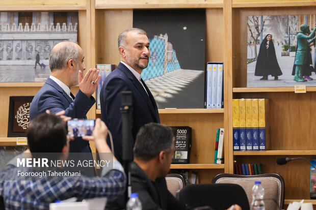 حسین امیر عبدالهییان وزیر امور خارجه ایران در حال ورود به محل کنفرانس خبری با خبرنگاران پس از دومین نشست ساز و کار منطقه‌ای ۳+۳ است 