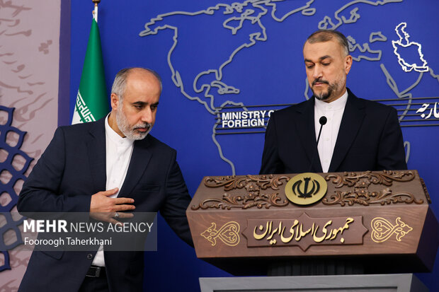 حسین امیر عبدالهییان وزیر امور خارجه ایران و ناصر کنعانی سخنگوی وزارت خارجه در کنفرانس مطبوعاتی پس از دومین نشست ساز و کار منطقه‌ای ۳+۳ حضور دارند