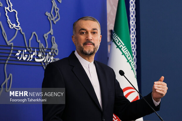 حسین امیر عبدالهییان وزیر امور خارجه ایران  در حالپاسخ به خبرنگاران پس از دومین نشست ساز و کار منطقه‌ای ۳+۳ است