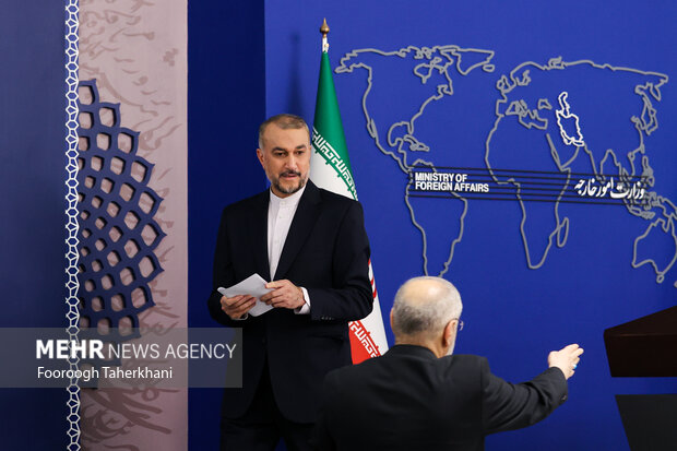 حسین امیر عبدالهییان وزیر امور خارجه ایران  در کنفرانس مطبوعاتی پس از دومین نشست ساز و کار منطقه‌ای ۳+۳ حضور دارد
