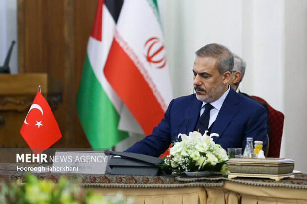 هاکان فیدان وزیر امور خارجه ترکیه  در محل دومین نشست ساز و کار منطقه‌ای ۳+۳ در تهران حضور دارد
