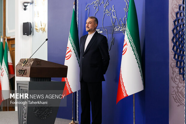 حسین امیر عبدالهییان وزیر امور خارجه ایران  در کنفرانس مطبوعاتی پس از دومین نشست ساز و کار منطقه‌ای ۳+۳ حضور دارد