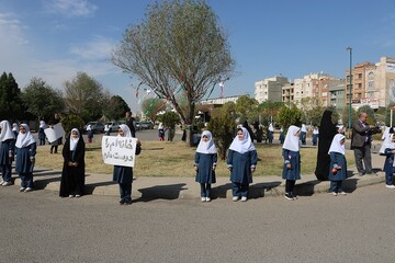 زنجیره انسانی کودکان قزوینی در حمایت از کودکان غزه