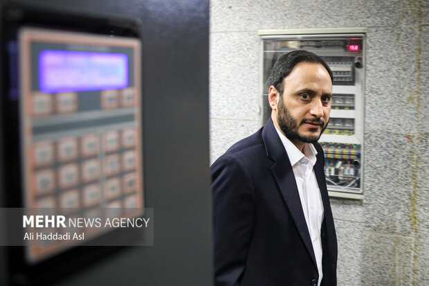 علی بهادری جهرمی سخنگوی دولت در حال بازدید از موسسه تبیان است