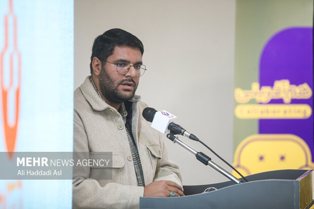 سیدرضا کاظمی مدیرعامل موسسه تبیان در حال سخنرانی در مراسم بازدید سخنگوی دولت از موسسه تبیان است