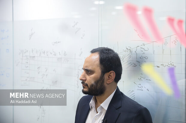 علی بهادری جهرمی سخنگوی دولت در حال بازدید از موسسه تبیان است
