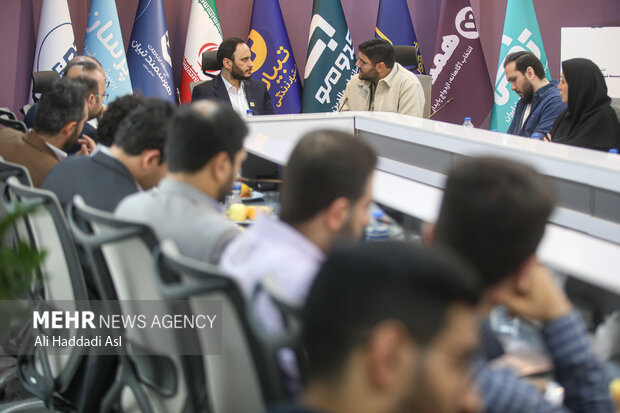 علی بهادری جهرمی سخنگوی دولت در حال سخنرانی در نشست خبری سخنگوی دولت در موسسه تبیان است