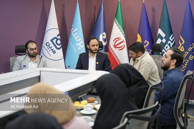 علی بهادری جهرمی سخنگوی دولت در حال سخنرانی در نشست خبری سخنگوی دولت در موسسه تبیان است